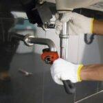 صيانة شبكات السباكة تحمي منزلك من التسربات والانسدادات وتقلّل التكاليف. دليلك الشامل للصيانة الدورية والتشخيص الحديث والوقاية.