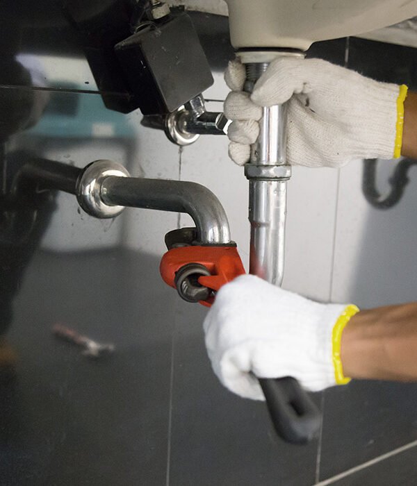 صيانة شبكات السباكة تحمي منزلك من التسربات والانسدادات وتقلّل التكاليف. دليلك الشامل للصيانة الدورية والتشخيص الحديث والوقاية.