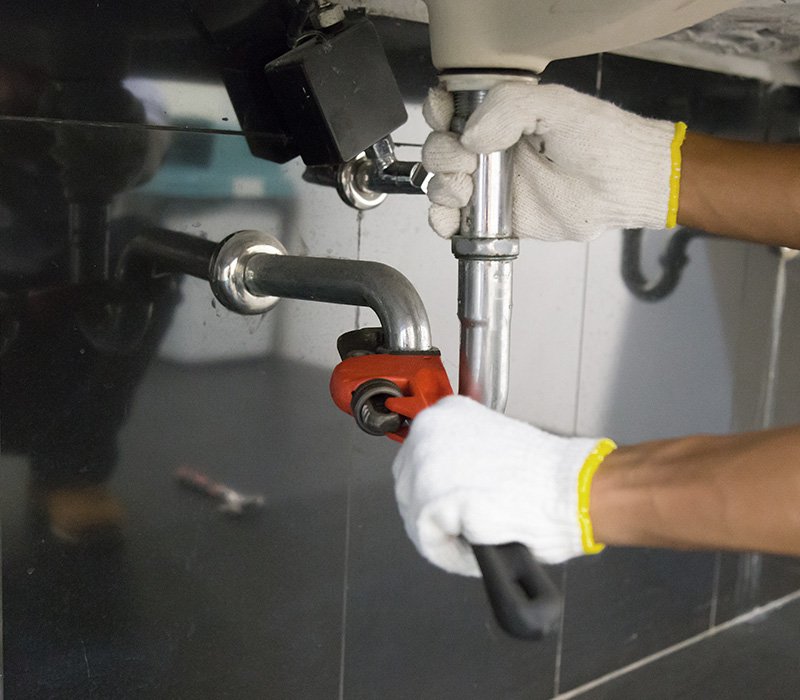 صيانة شبكات السباكة تحمي منزلك من التسربات والانسدادات وتقلّل التكاليف. دليلك الشامل للصيانة الدورية والتشخيص الحديث والوقاية.